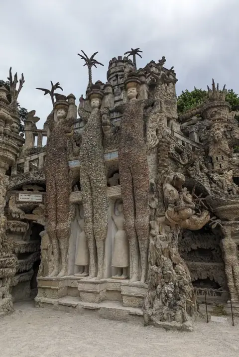 Palais idéal du facteur Cheval