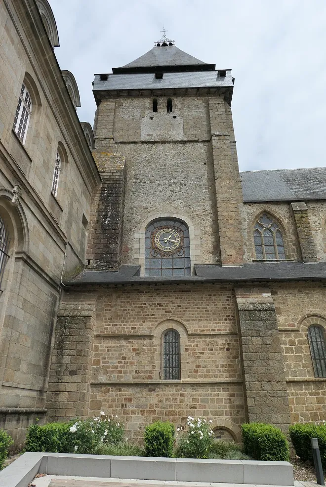 Évron basilique